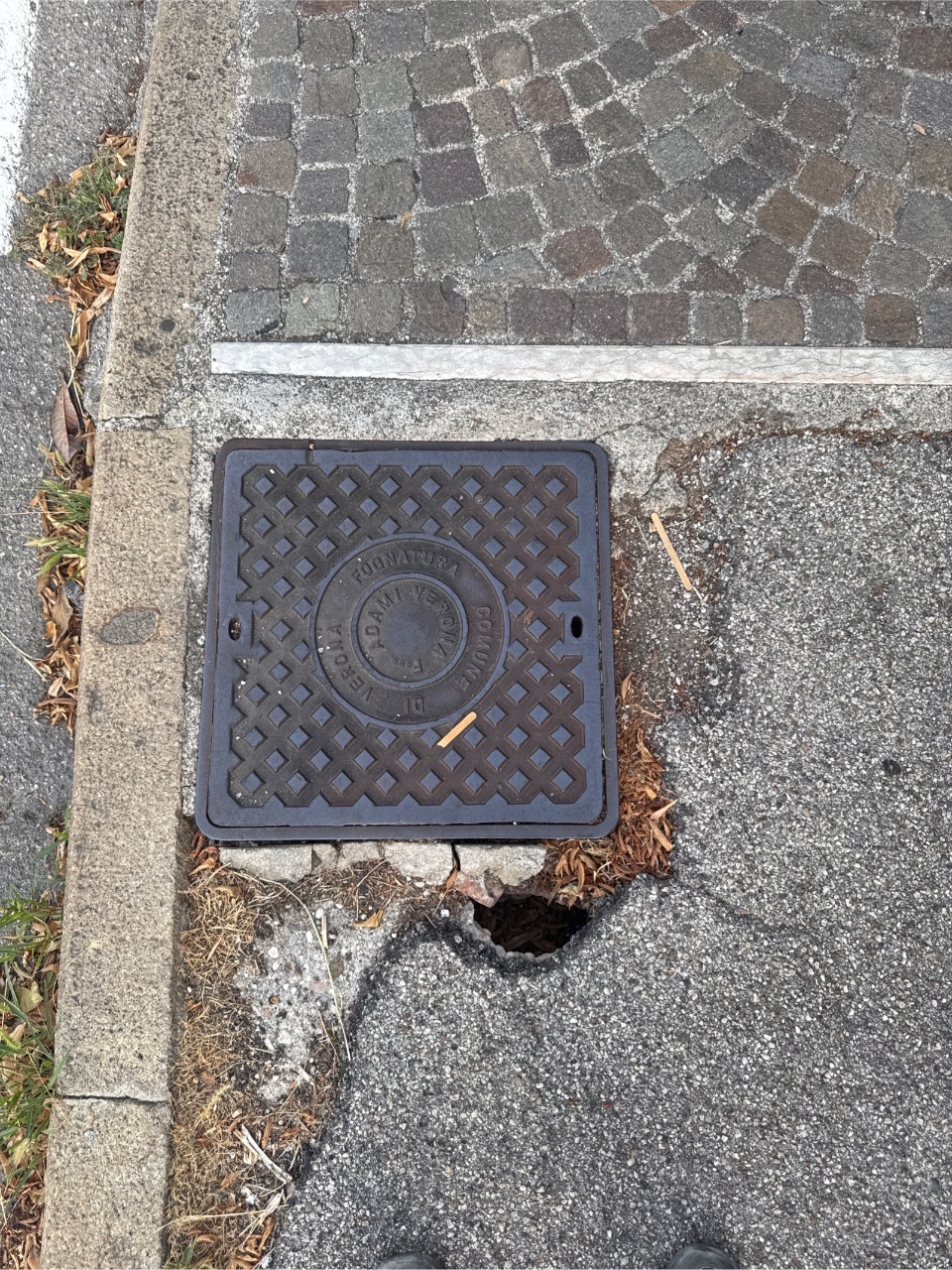 Si osserva una buca attorno a un chiusino, che potrebbe rapp