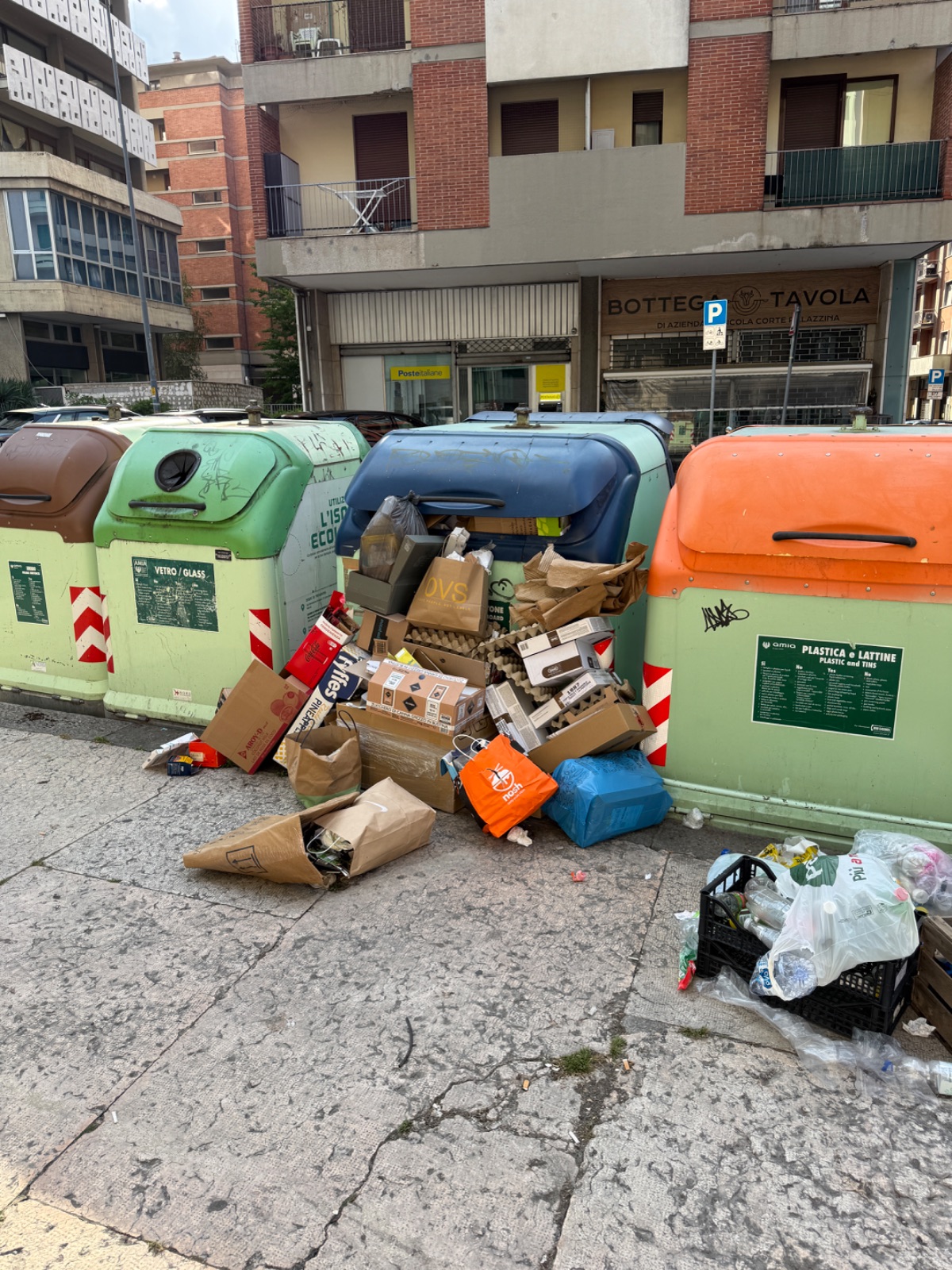 Tutti i cassonetti del cartone trasbordano da via Ghiberti a piazza Simoni