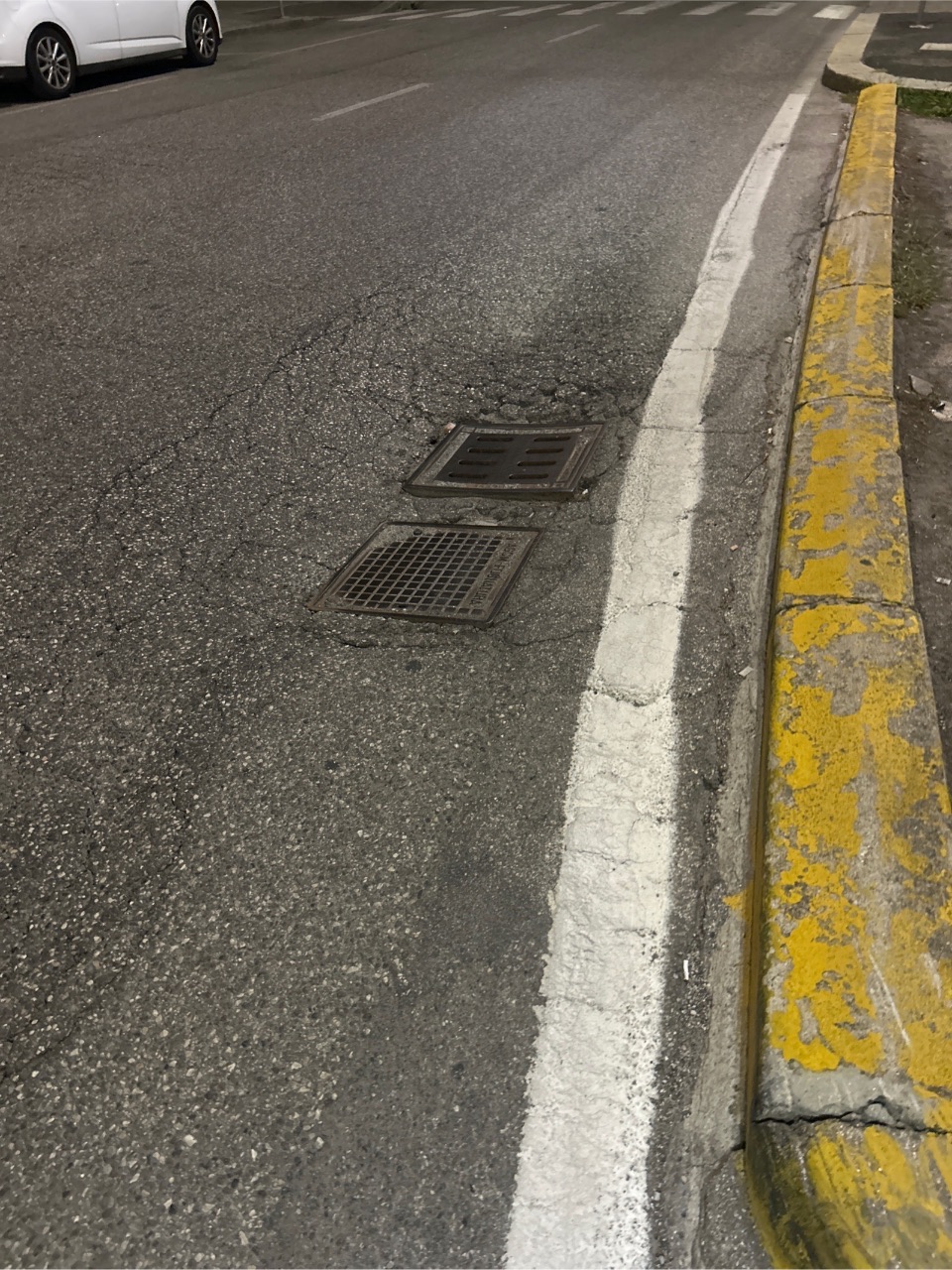 Si osservano crepe e dissesti nel manto stradale vicino a gr