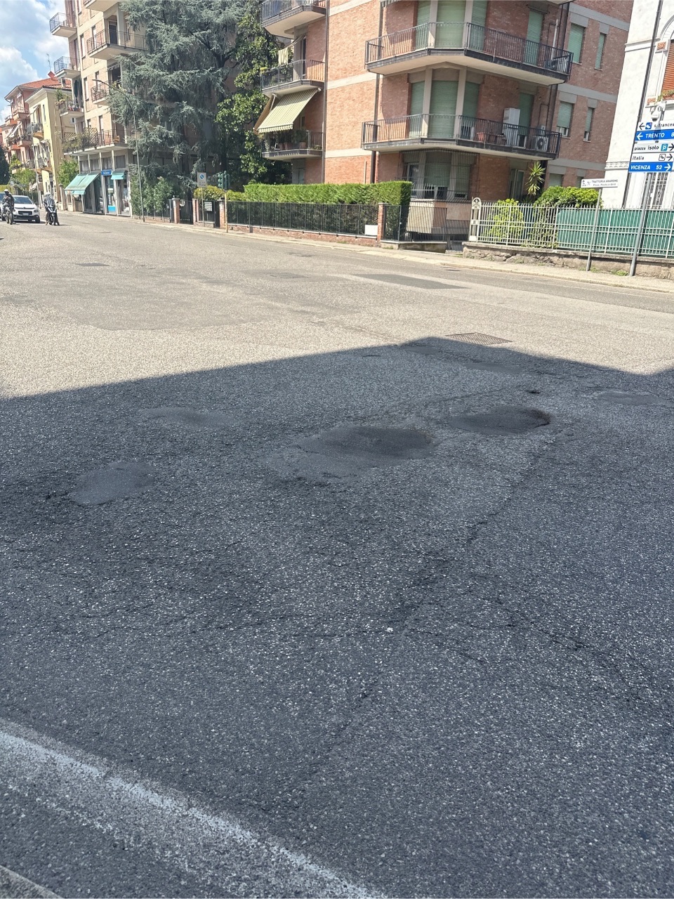 Sono visibili diverse buche nel manto stradale che potrebber