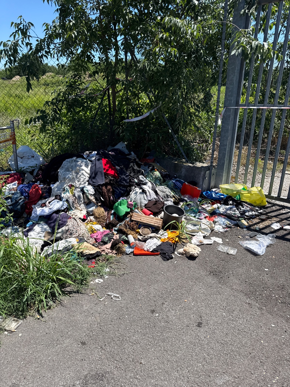 Rifiuti abbandonati da mesi