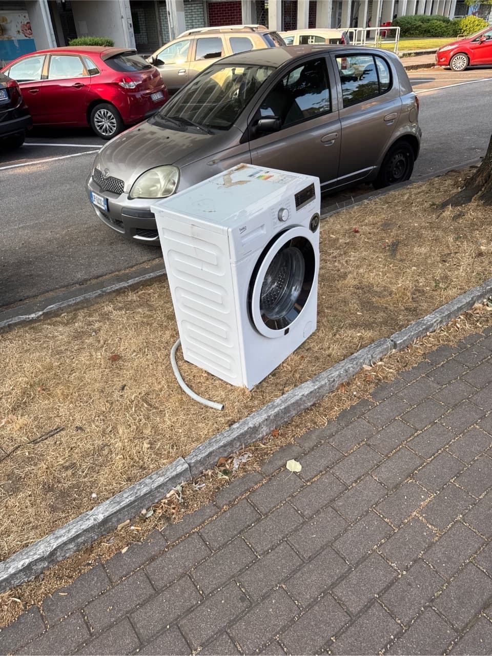 Elettrodomestico abbandonato in strada