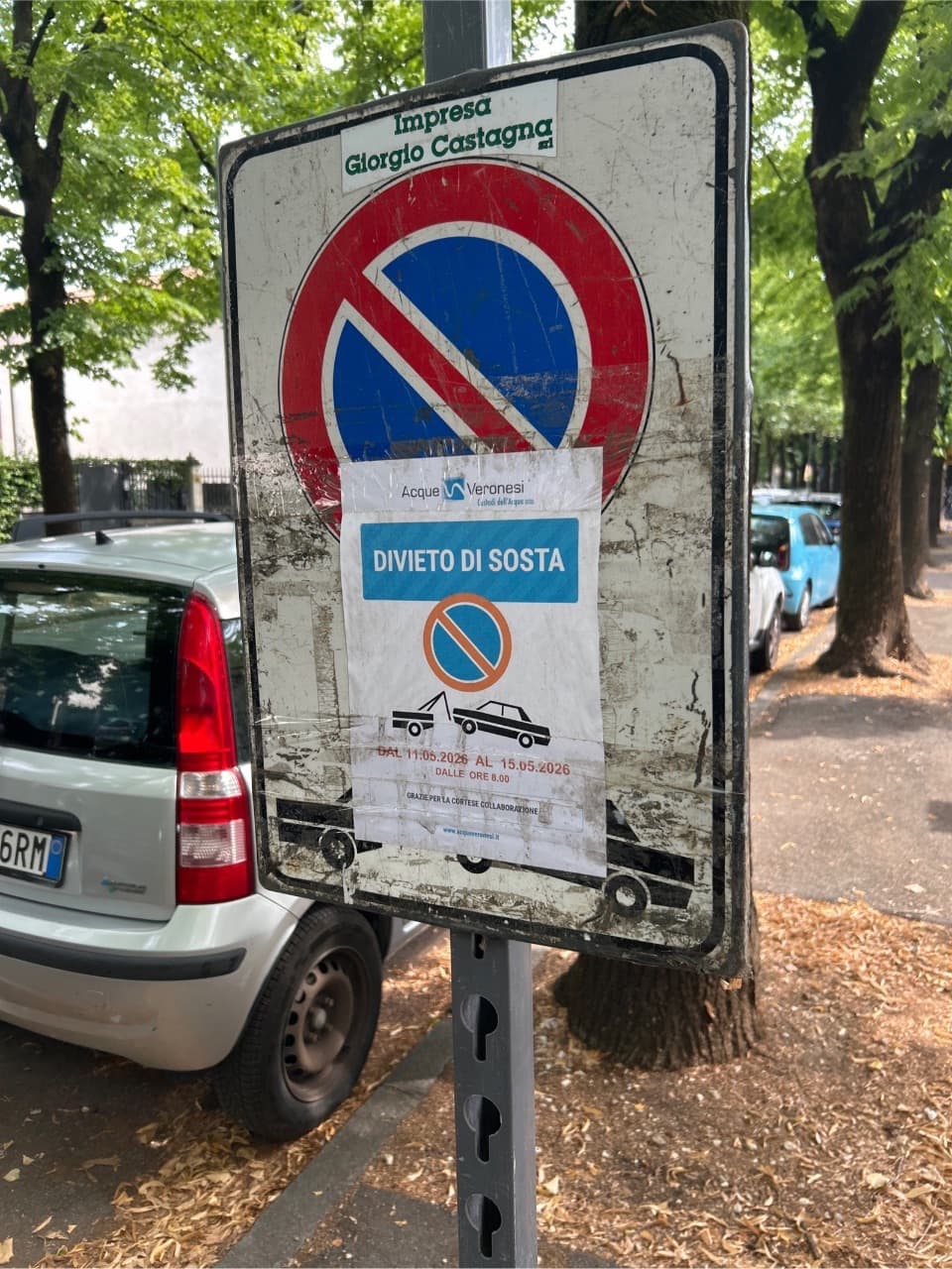 Il cartello di divieto di sosta è risalente a maggio ed è st