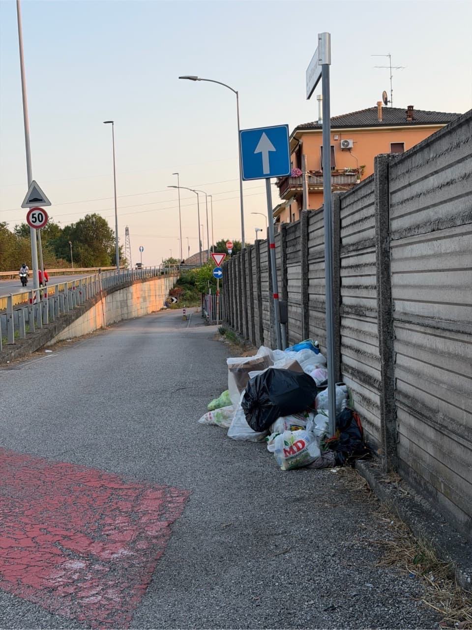 Sono presenti sacchi di rifiuti abbandonati lungo il marciap